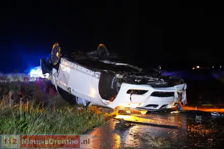 Auto belandt op de kop naast de N379 bij Valthermond — foto 1 van 2