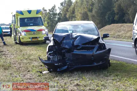 Twee verloren wielen van vrachtwagen raken twee auto’s op de N391 — foto 3 van 4