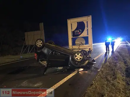 Automobiliste raakt zwaargewond op N34 bij Erm. Vrouw rijdt tegen een pijlwagen aan en de dissel hiervan schiet dwars door de auto — foto 1 van 3