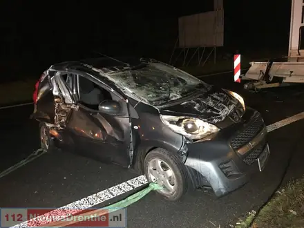 Automobiliste raakt zwaargewond op N34 bij Erm. Vrouw rijdt tegen een pijlwagen aan en de dissel hiervan schiet dwars door de auto — foto 3 van 3