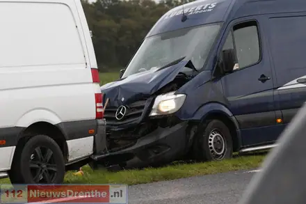 Kop-staartbotsing tussen drie voertuigen op de N381 — foto 3 van 3