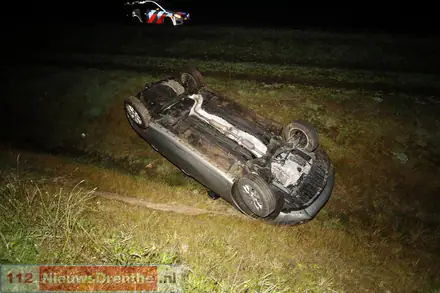 Auto op de kop in de sloot naast de N34 — foto 1 van 3