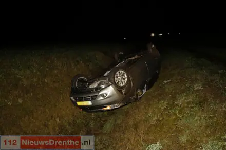 Auto op de kop in de sloot naast de N34 — foto 2 van 3