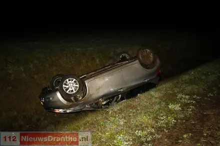Auto op de kop in de sloot naast de N34 — foto 3 van 3