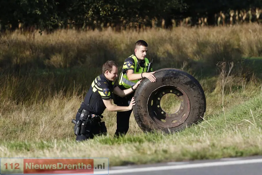 Twee verloren wielen van vrachtwagen raken twee auto’s op de N391