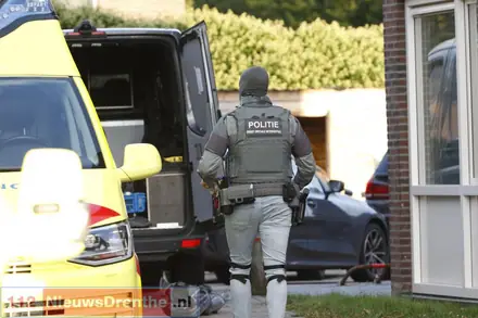 Arrestatieteam aanwezig bij wooncomplex in Emmen — foto 1 van 2