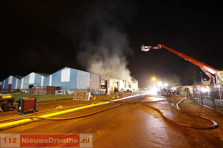 Uitslaande brand in bedrijfspand Klazienaveen: ‘Geen houden meer aan’