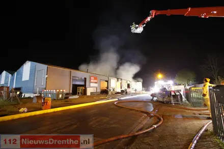 Uitslaande brand in bedrijfspand Klazienaveen: ‘Geen houden meer aan’ — foto 2 van 7