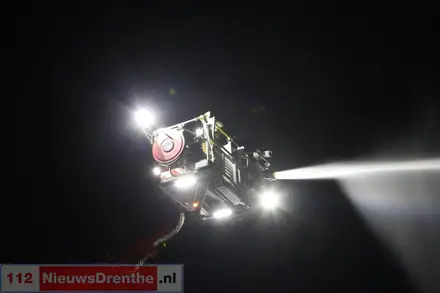 Uitslaande brand in bedrijfspand Klazienaveen: ‘Geen houden meer aan’ — foto 5 van 7
