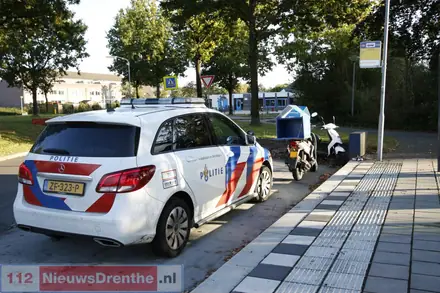 Pizzabezorger met scooter onderuit op de Veldstukken in Emmen — foto 1 van 2