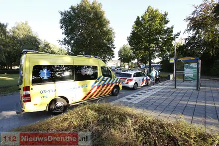 Pizzabezorger met scooter onderuit op de Veldstukken in Emmen — foto 2 van 2