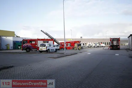 Dakbrand bij een bedrijf in Emmen — foto 1 van 4