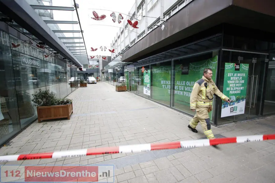 Deel winkelcentrum De Weiert in Emmen tijdelijk afgesloten vanwege gaslek. Kleepassage ontruimd