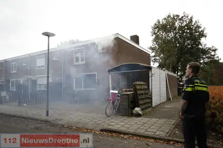 Brand in woning Emmen. Huis staat vol zwarte rook, twee naastgelegen woningen zijn ontruimd — foto 1 van 6