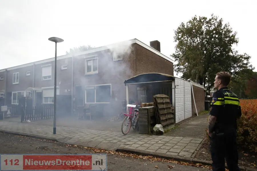 Brand in woning Emmen. Huis staat vol zwarte rook, twee naastgelegen woningen zijn ontruimd