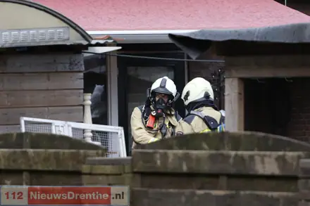 Brand in woning Emmen. Huis staat vol zwarte rook, twee naastgelegen woningen zijn ontruimd — foto 3 van 6