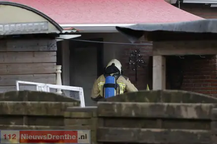 Brand in woning Emmen. Huis staat vol zwarte rook, twee naastgelegen woningen zijn ontruimd — foto 4 van 6