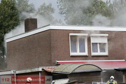 Brand in woning Emmen. Huis staat vol zwarte rook, twee naastgelegen woningen zijn ontruimd — foto 5 van 6