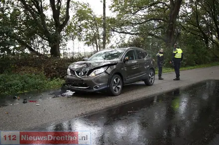 Twee auto’s raken total loss bij kop-staartbotsing tussen Weerdinge en Valthe — foto 1 van 3
