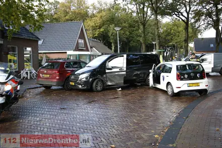Drie auto’s botsen op elkaar in hartje Odoorn. Dorpshart tijdelijk afgesloten — foto 1 van 3