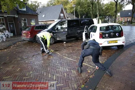 Drie auto’s botsen op elkaar in hartje Odoorn. Dorpshart tijdelijk afgesloten — foto 2 van 3