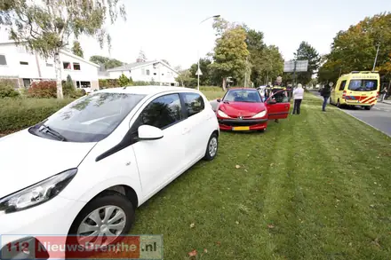 Verkeer in het centrum van Emmen staat vast door een ongeval op de Van Schaikweg. Automobiliste moet mee naar ziekenhuis — foto 3 van 3