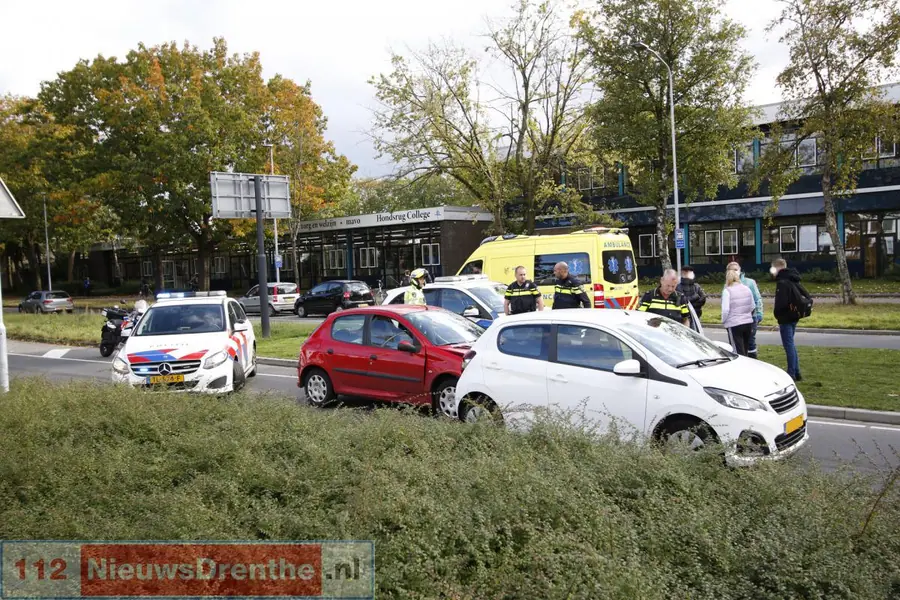 Verkeer in het centrum van Emmen staat vast door een ongeval op de Van Schaikweg. Automobiliste moet mee naar ziekenhuis