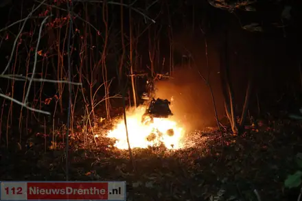 Scooter brandt uit in bosjes in Emmen — foto 1 van 4