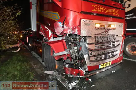 N34 dicht bij Gieten door ongeluk met meerdere voertuigen — foto 6 van 6
