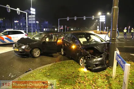 Twee auto’s betrokken bij ongeluk op kruispunt met verkeerslichten in Emmen — foto 1 van 3