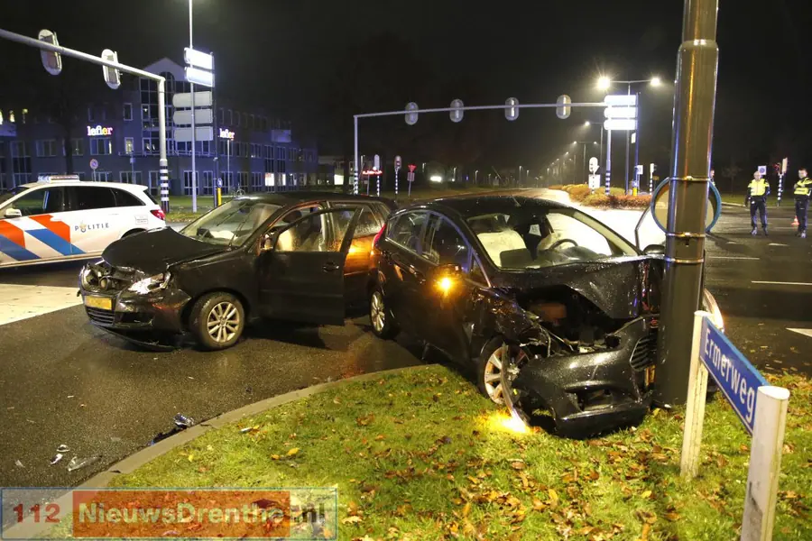 Twee auto’s betrokken bij ongeluk op kruispunt met verkeerslichten in Emmen