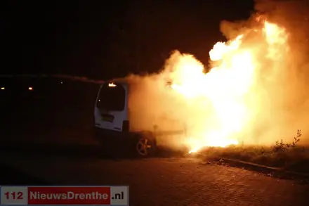 Bestelauto volledig in vlam aan de Horstingerend in Erm — foto 1 van 4
