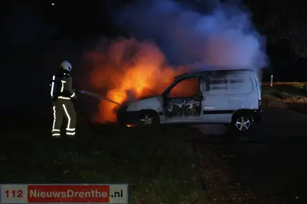 Bestelauto volledig in vlam aan de Horstingerend in Erm — foto 3 van 4