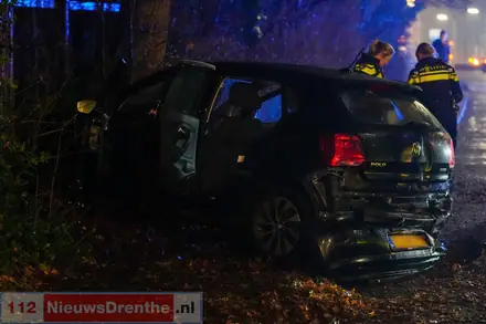 Bestuurder verliest de macht over het stuur op de Boermarkeweg in Emmen — foto 1 van 4
