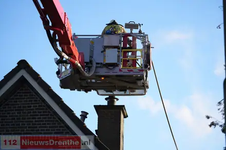 Brandweer blust schoorsteenbrand aan de Hoofdstraat in Valthe — foto 1 van 4