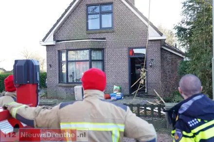 Brandweer blust schoorsteenbrand aan de Hoofdstraat in Valthe — foto 4 van 4