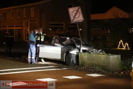Automobilist rijdt tegen muurtje aan in Nieuw-Schoonebeek — foto 2 van 3
