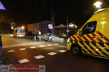 Automobilist rijdt tegen muurtje aan in Nieuw-Schoonebeek — foto 3 van 3