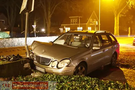 Automobilist rijdt tegen muurtje aan in Nieuw-Schoonebeek — foto 1 van 3