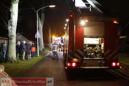 Brandweer blust brand in woning in Emmer-Compascuum — foto 2 van 4