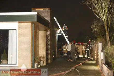 Brandweer blust brand in woning in Emmer-Compascuum — foto 1 van 4