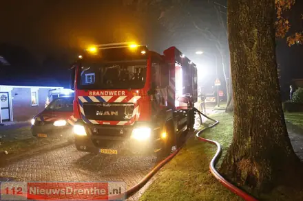 Brandweer blust brand in woning in Emmer-Compascuum — foto 3 van 4