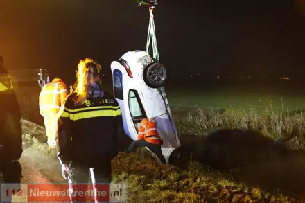 Gewonde bij auto te water in Emmer-Compascuum — foto 1 van 4