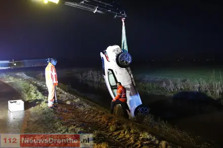 Gewonde bij auto te water in Emmer-Compascuum — foto 2 van 4