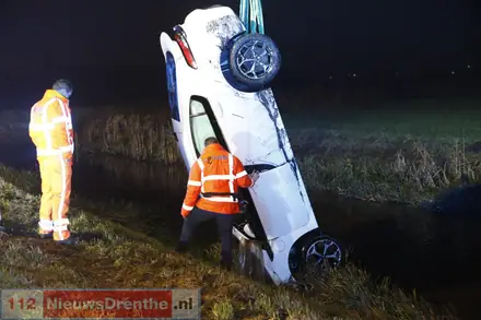 Gewonde bij auto te water in Emmer-Compascuum — foto 3 van 4