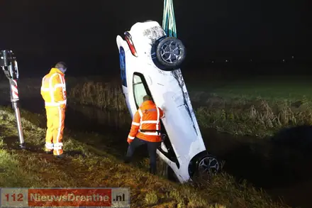 Gewonde bij auto te water in Emmer-Compascuum — foto 4 van 4