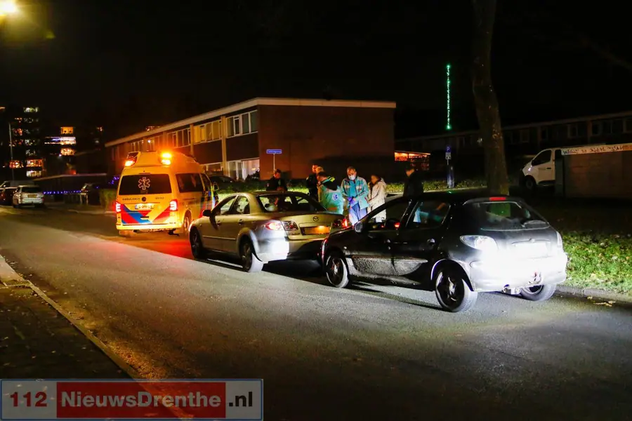 Kop-staartbotsing tussen twee auto’s op de Kerspellaan in Emmen
