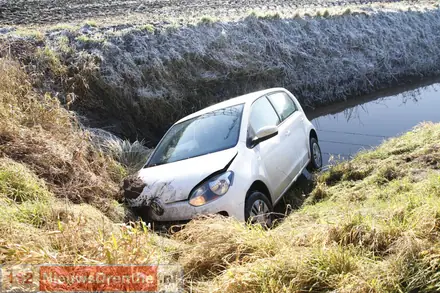 Auto raakt in de sloot aan de Oude Weerdingerdijk in Nieuw-Weerdinge — foto 1 van 3