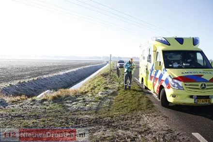 Auto raakt in de sloot aan de Oude Weerdingerdijk in Nieuw-Weerdinge — foto 2 van 3