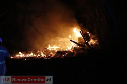 Schuur gaat in vlammen op aan de Oldengaerde in Sleen — foto 2 van 3